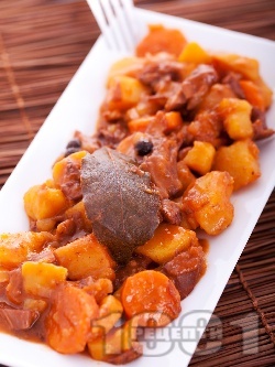 Вкусно заешко задушено по средиземноморски с картофи, моркови, домат и червено вино в тенджера - снимка на рецептата